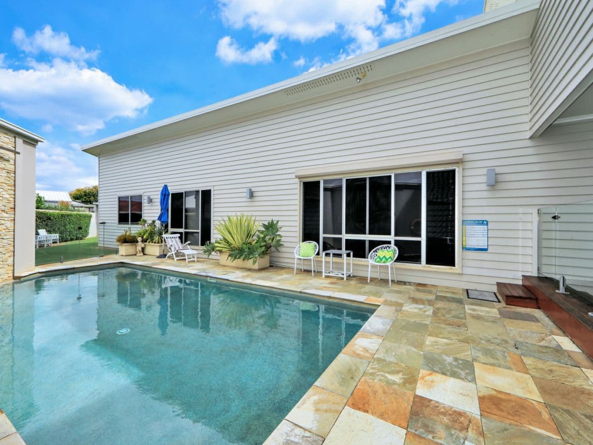 13 Hillcrest Court, BARGARA, Bargara - Thumbnail 2