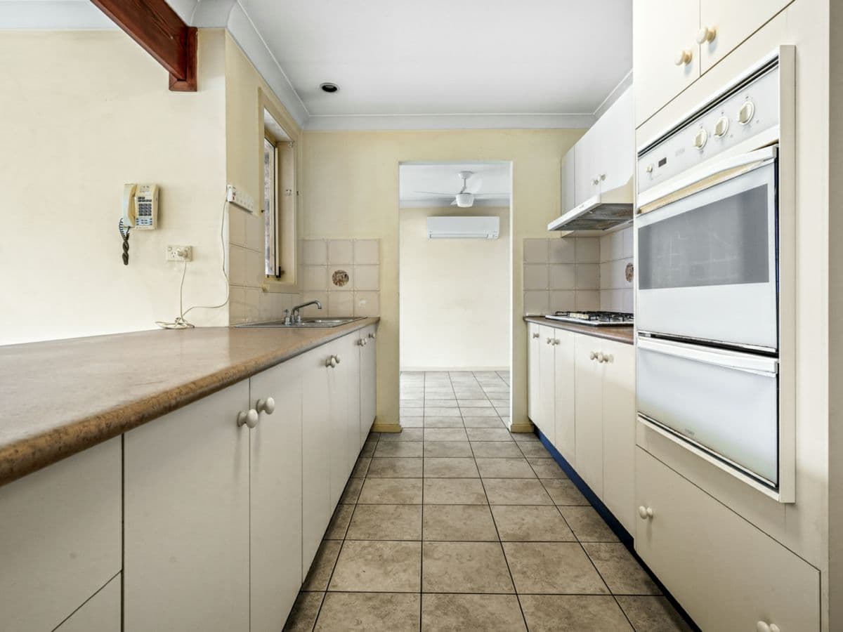 8 Bricketwood Drive, WOODCROFT, Woodcroft - Thumbnail 3