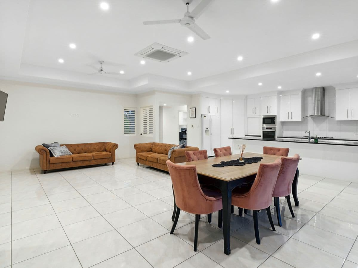 20 Stirling Drive, ROCKYVIEW, Rockyview - Thumbnail 2