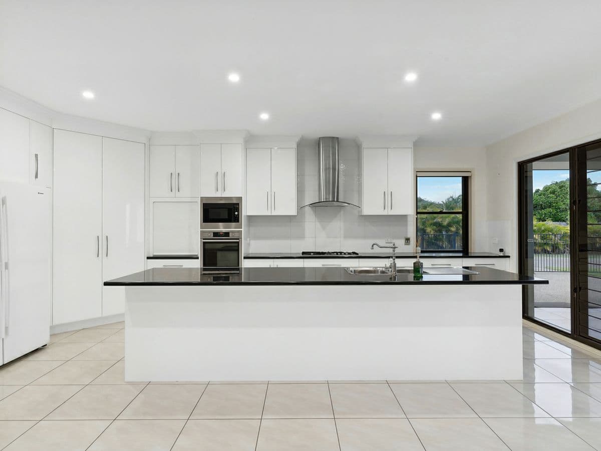 20 Stirling Drive, ROCKYVIEW, Rockyview - Thumbnail 3