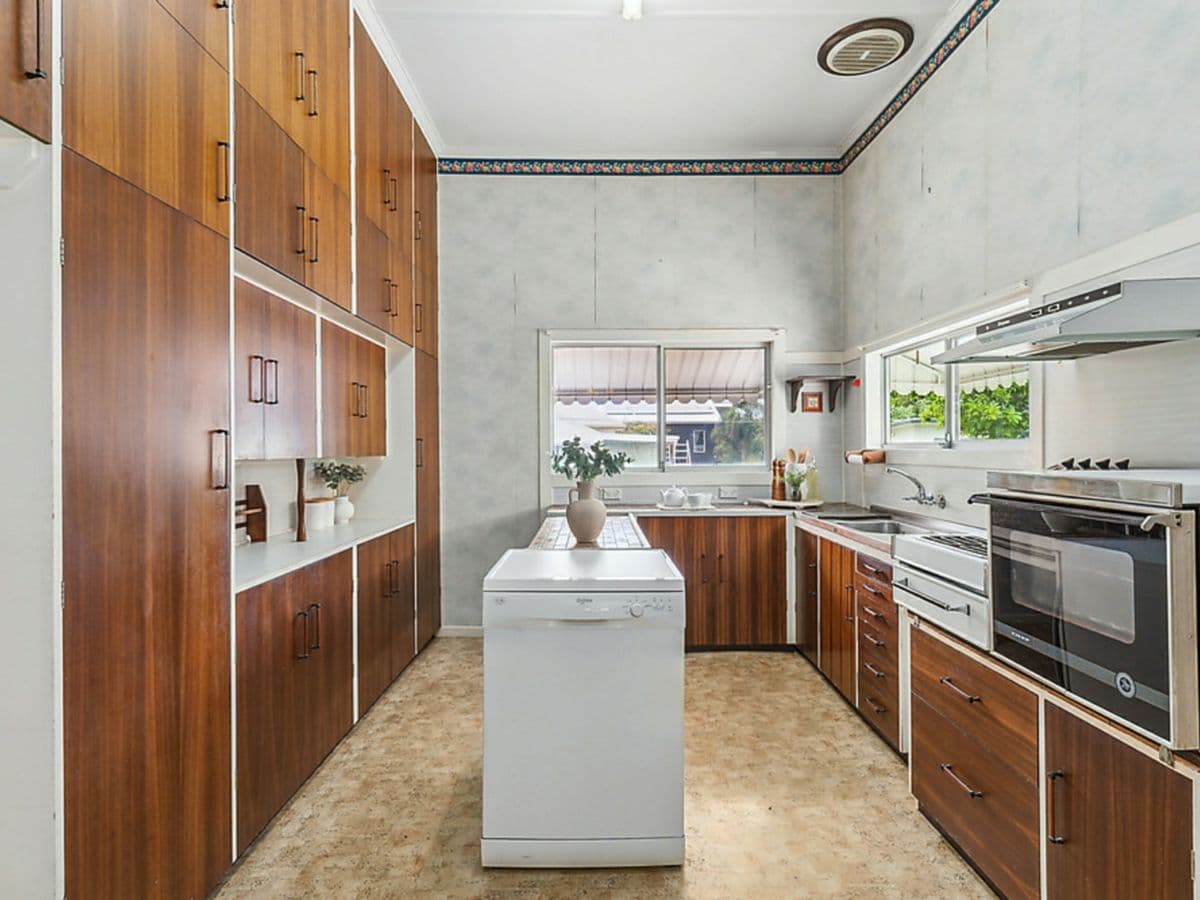 1 Wolsey Parade, WYNNUM, Wynnum - Thumbnail 6