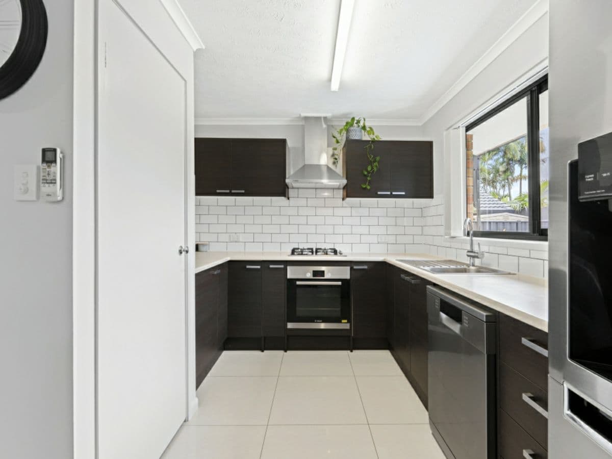 55 Woodland Drive, REEDY CREEK, Reedy Creek - Thumbnail 2