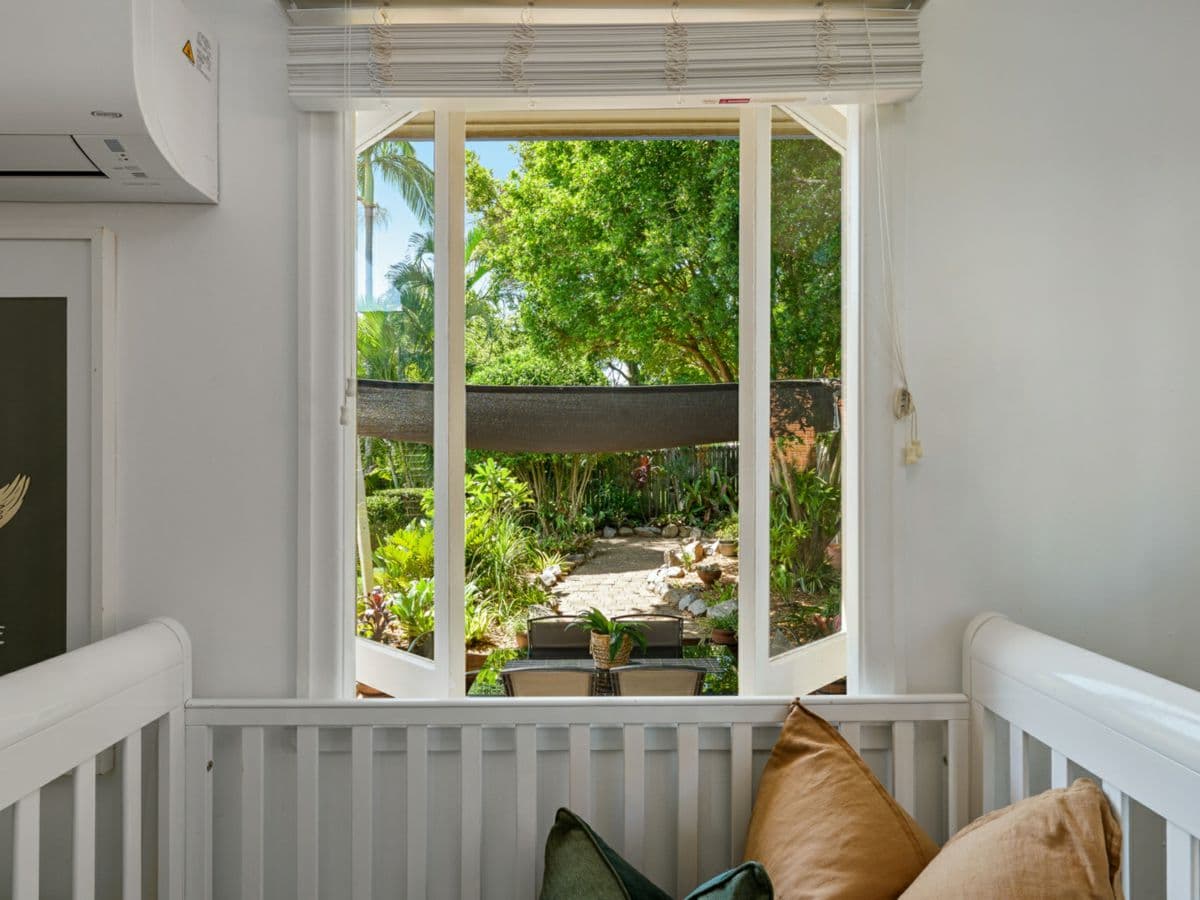55 Banoon Drive, WYNNUM, Wynnum - Thumbnail 2