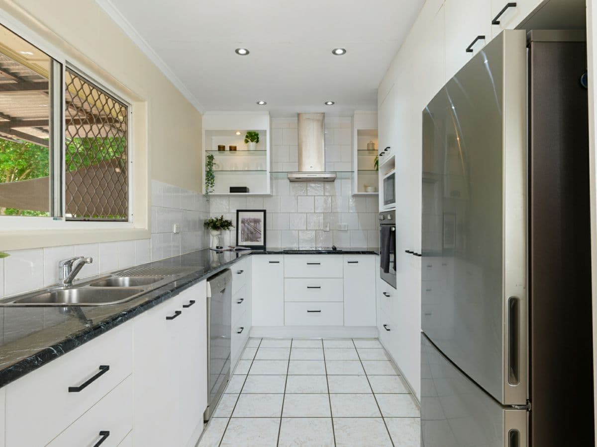 55 Banoon Drive, WYNNUM, Wynnum - Thumbnail 5