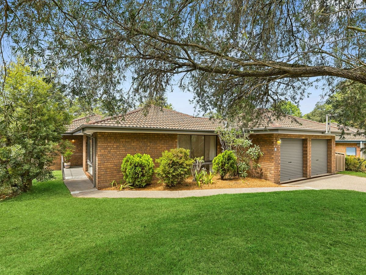 8 Camden Close, POINT CLARE, Point Clare - Image 1