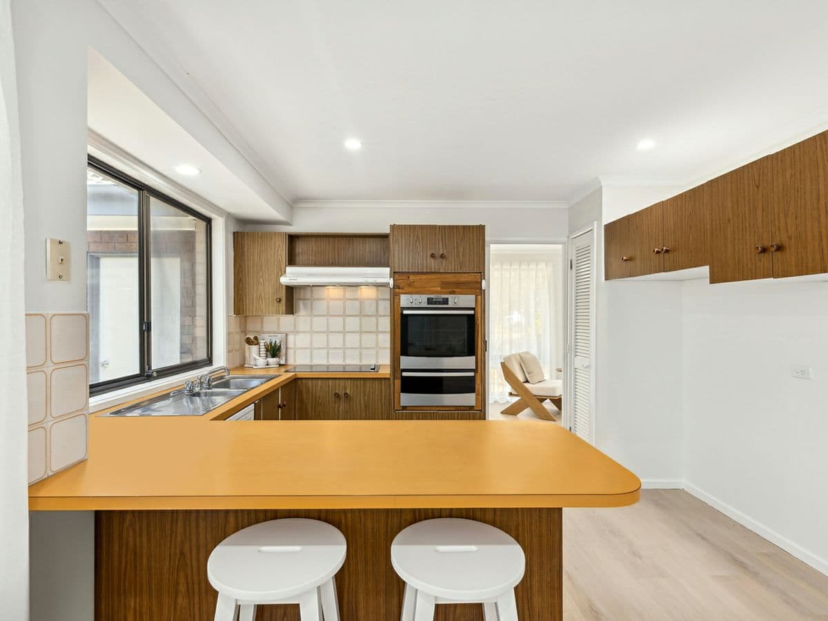 8 Camden Close, POINT CLARE, Point Clare - Thumbnail 4