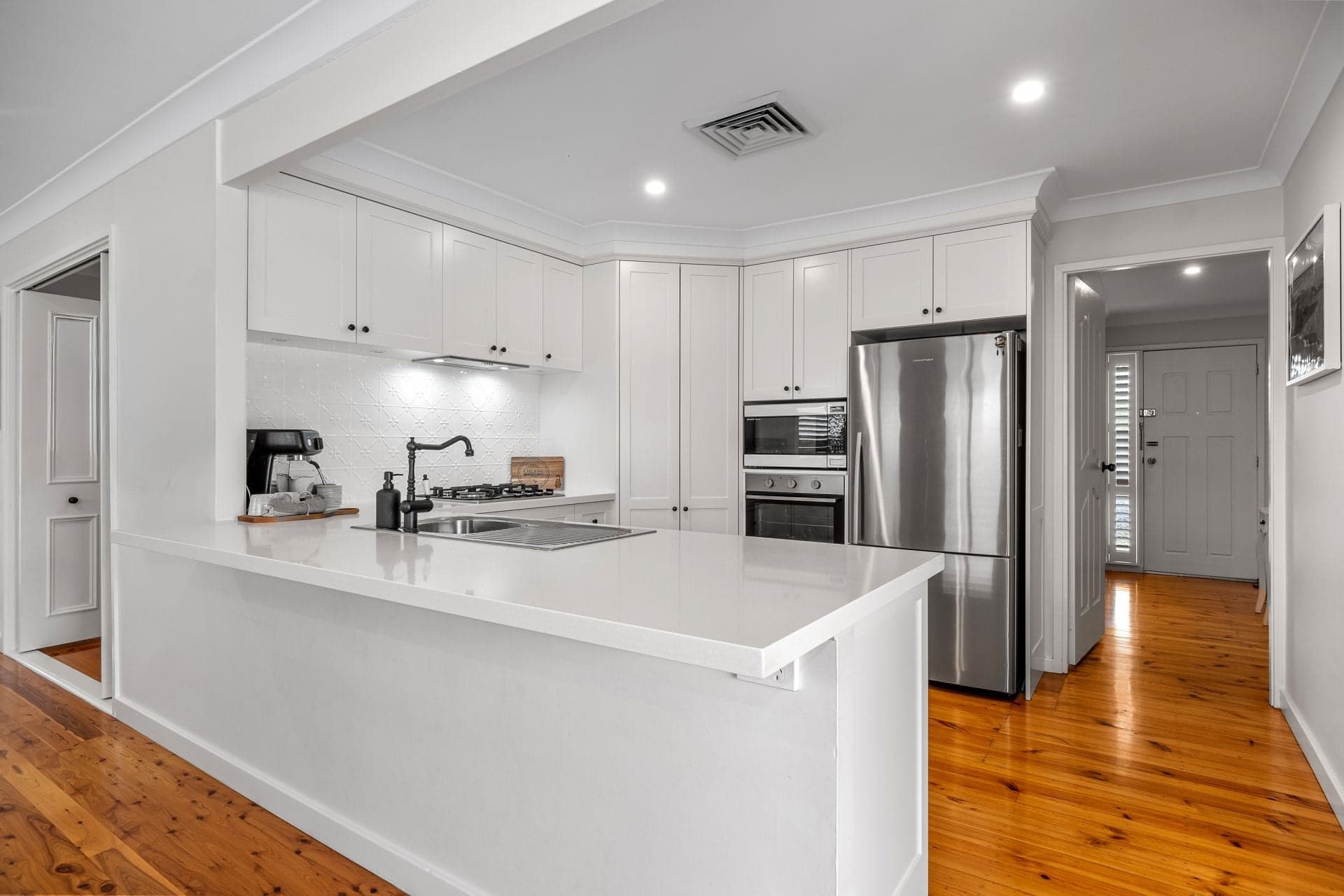16 Howell Crescent, South Windsor, South Windsor - Thumbnail 4