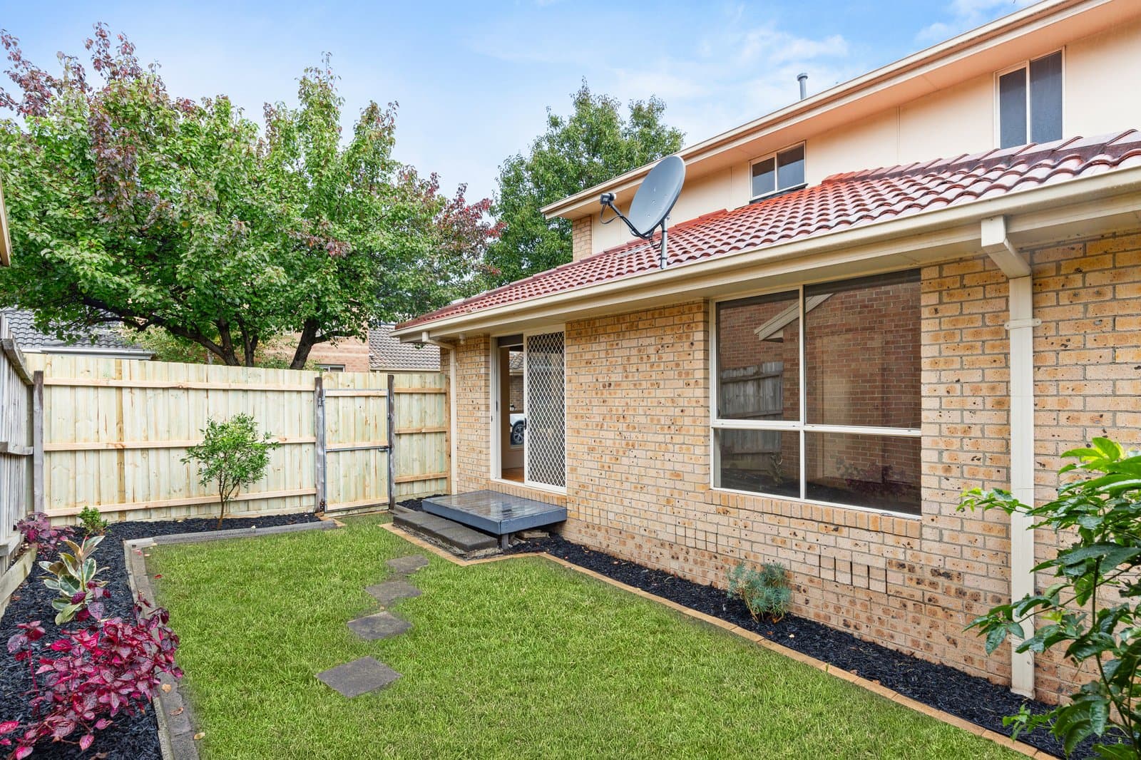 14 Gateway Close, Chadstone, Chadstone - Image 1