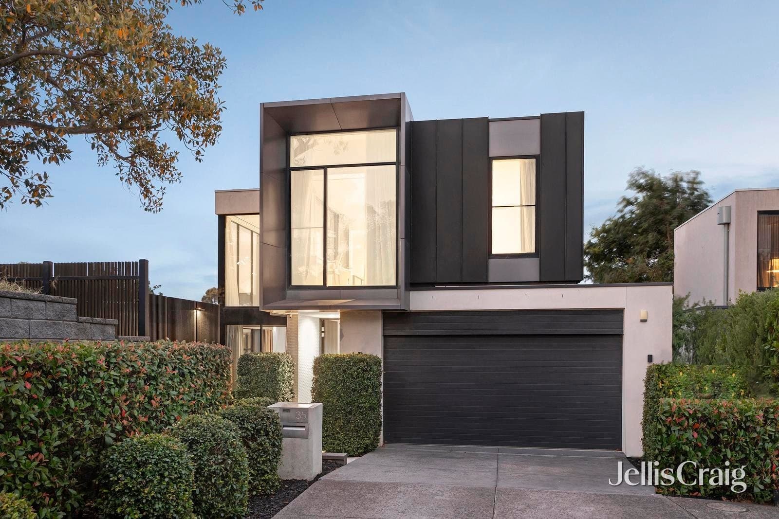 35 Main Drive, Kew, Kew - Image 1