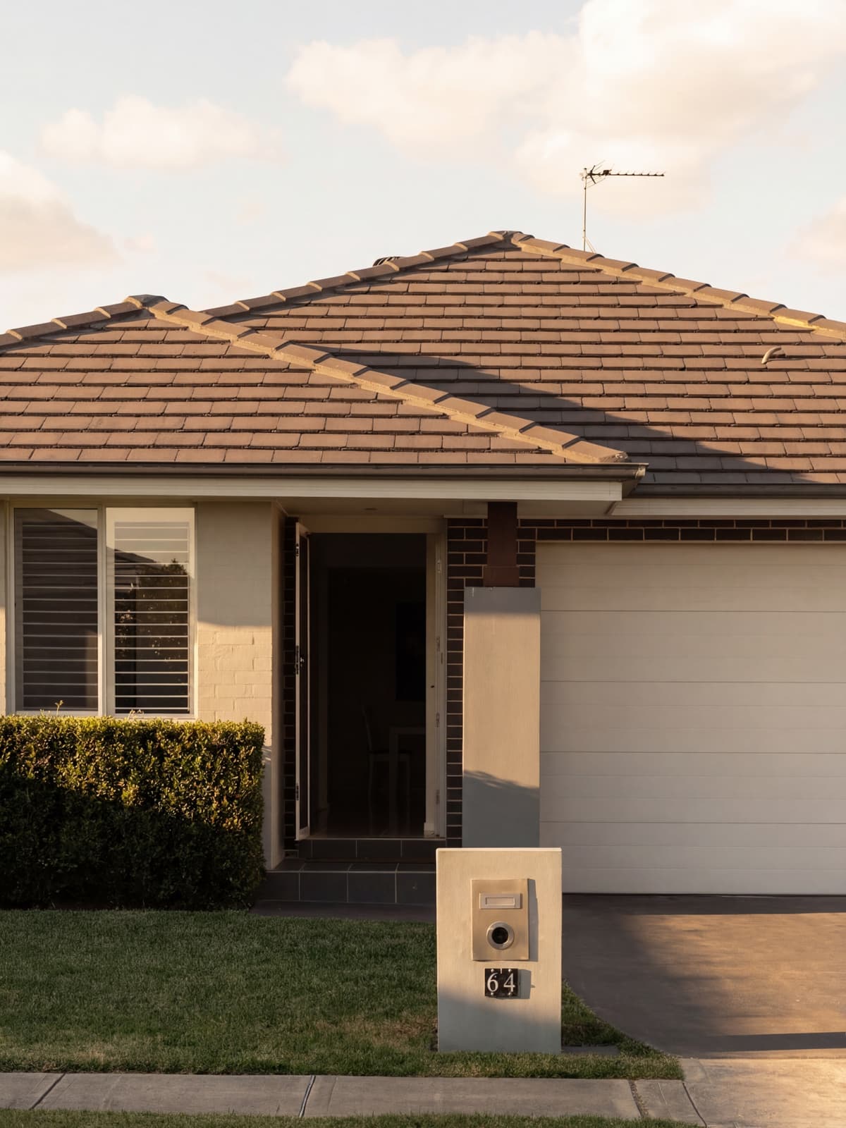 64 Silverwood Street, Gledswood Hills - Thumbnail 2