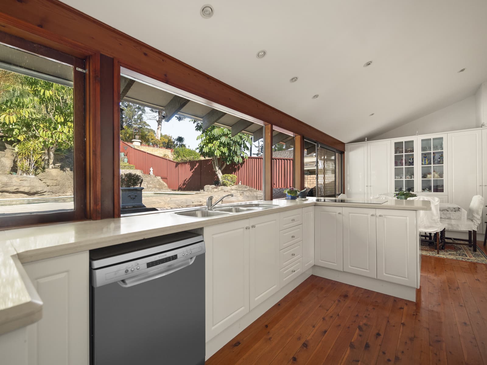 1 Tallowwood Avenue, Lugarno - Thumbnail 8