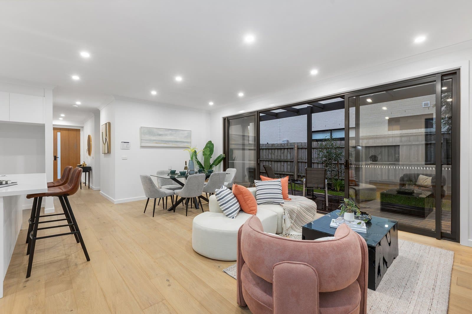 1&2/77 Larnook Crescent,
                        
                    
                    
                        
                            Aspendale, Aspendale - Thumbnail 2