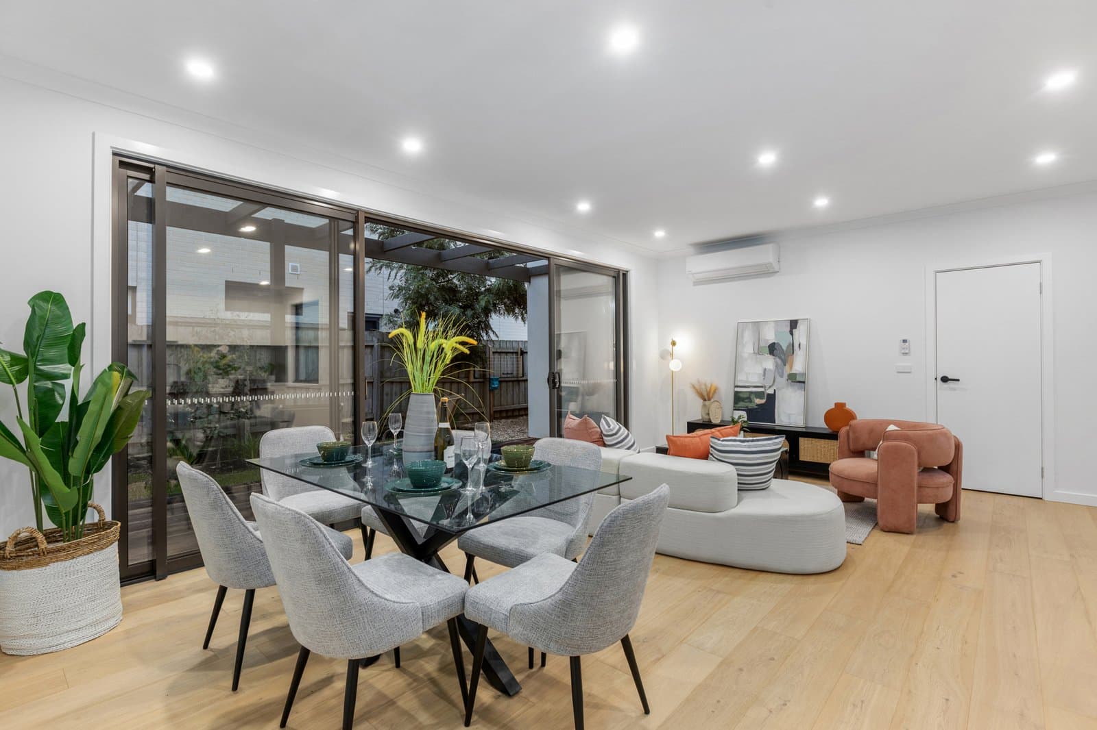 1&2/77 Larnook Crescent,
                        
                    
                    
                        
                            Aspendale, Aspendale - Thumbnail 3
