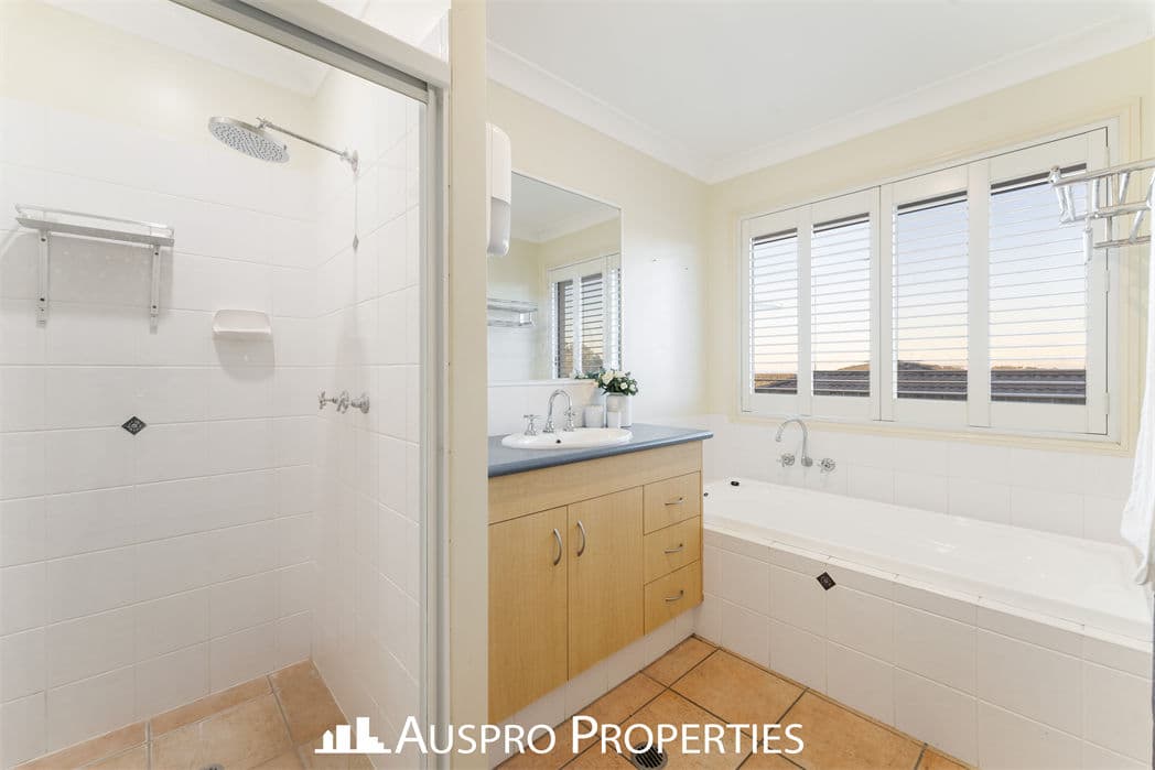 40 Sir Charles Holm Drive, Ormeau Hills - Thumbnail 5