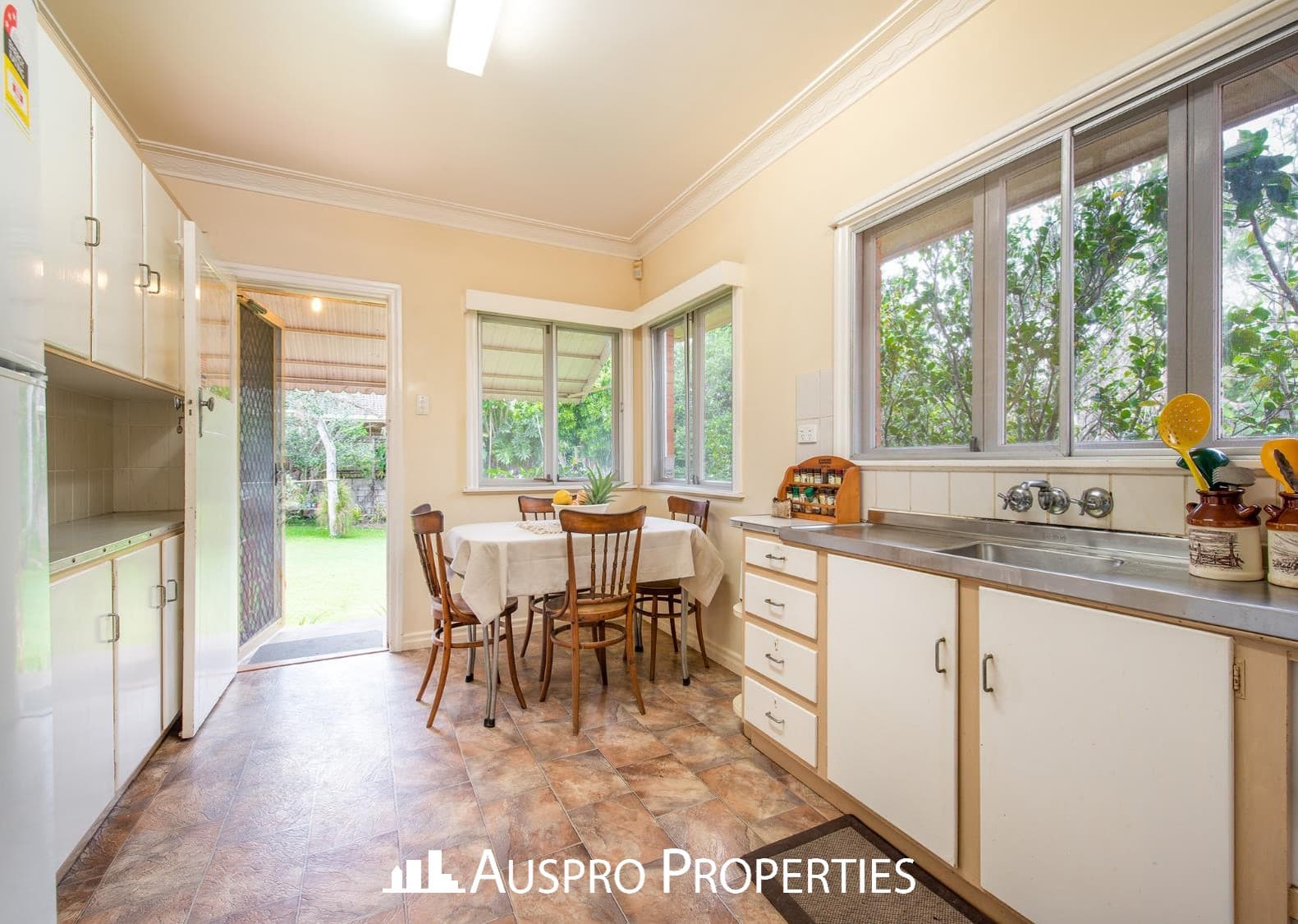 303 Warrigal, Eight Mile Plains - Thumbnail 6