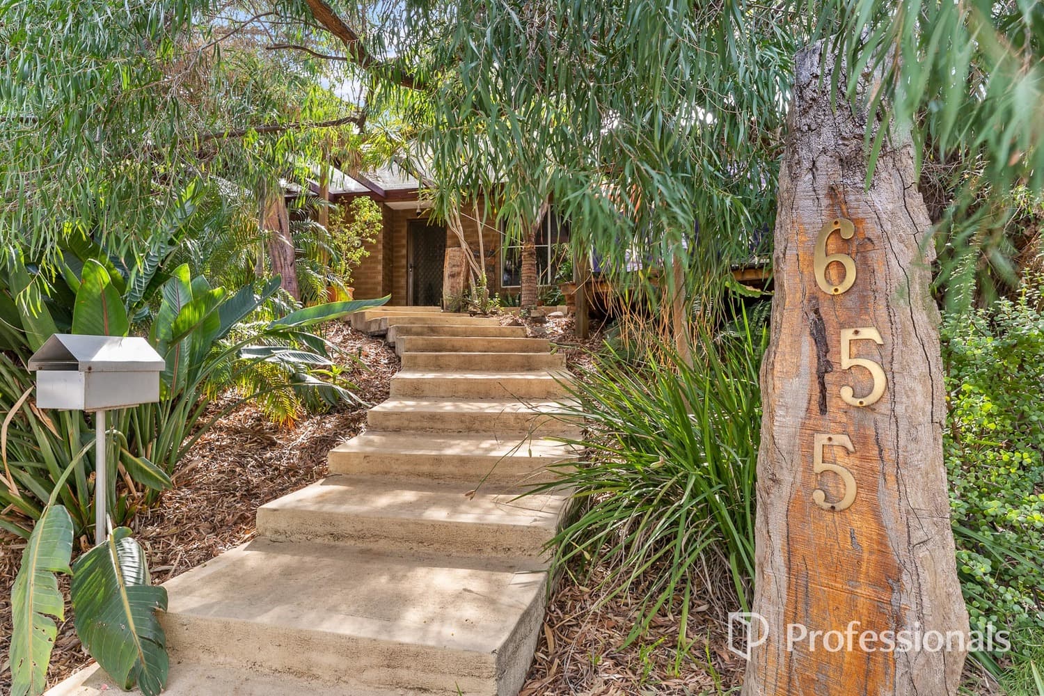 655 Katharine Street, Bellevue WA 6056, Bellevue - Image 1