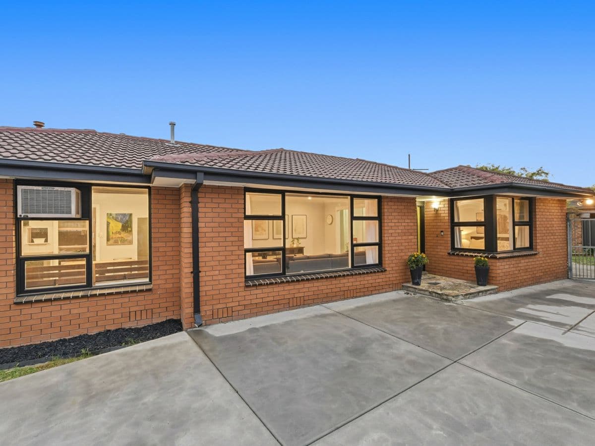 11 Whitmorr Court, NOBLE PARK, Noble Park - Thumbnail 2