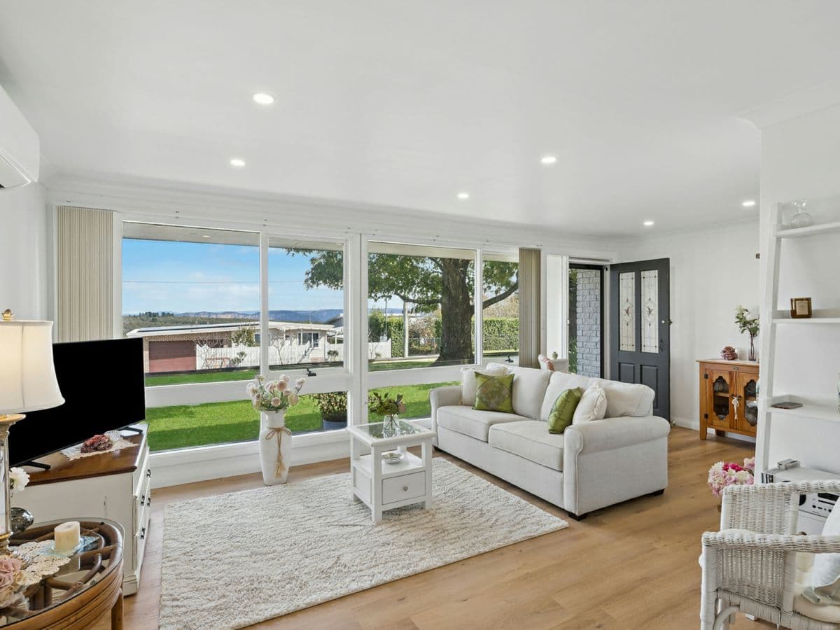 11 Maple Grove, WENTWORTH FALLS, Wentworth Falls - Thumbnail 2