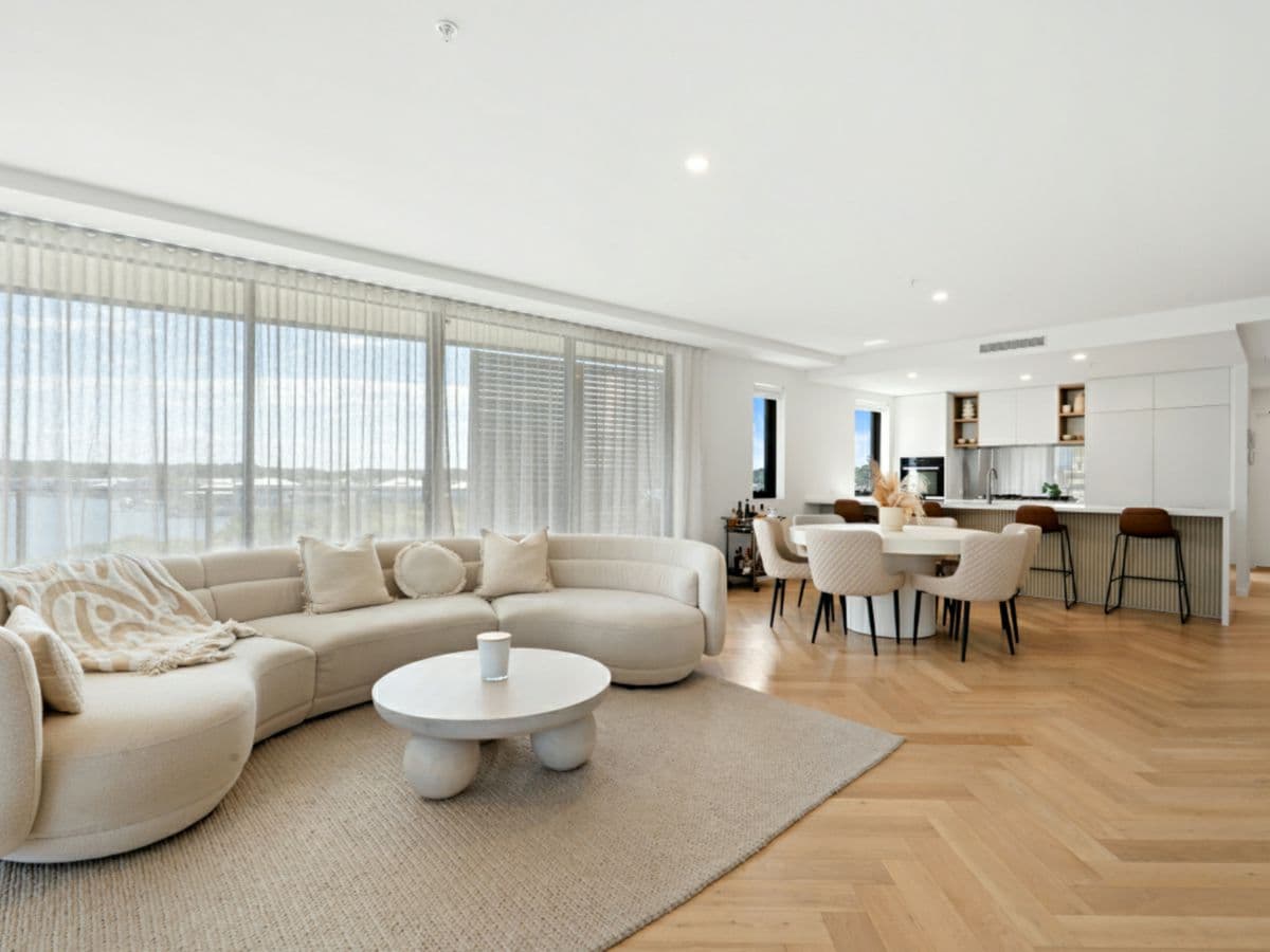 1301/10 Sickle Avenue, HOPE ISLAND, Hope Island - Thumbnail 4