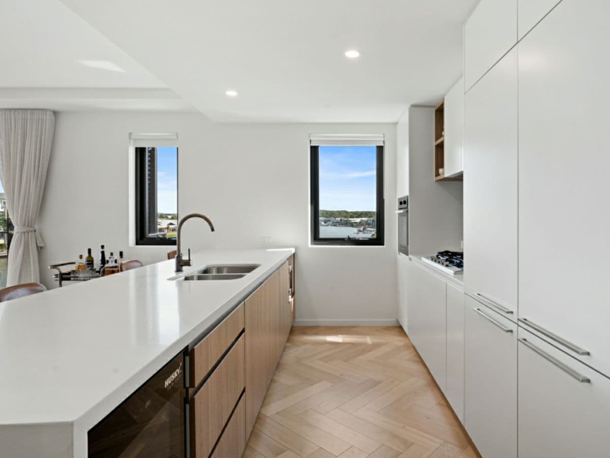 1301/10 Sickle Avenue, HOPE ISLAND, Hope Island - Thumbnail 6