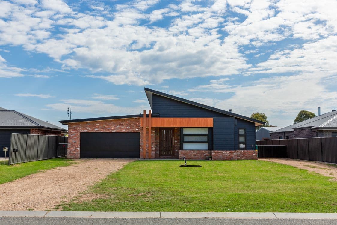 37 Raymond Street, STRATFORD, VIC 3862, Stratford - Image 1