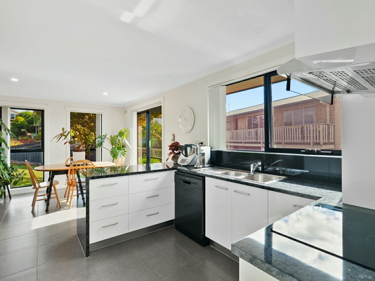 10 Sharon Court, DEVONPORT, Devonport - Thumbnail 3