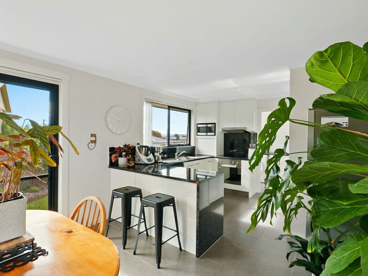 10 Sharon Court, DEVONPORT, Devonport - Thumbnail 4