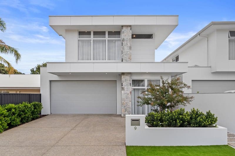 9 MacQuarrie Court, West Lakes Shore - Image 1