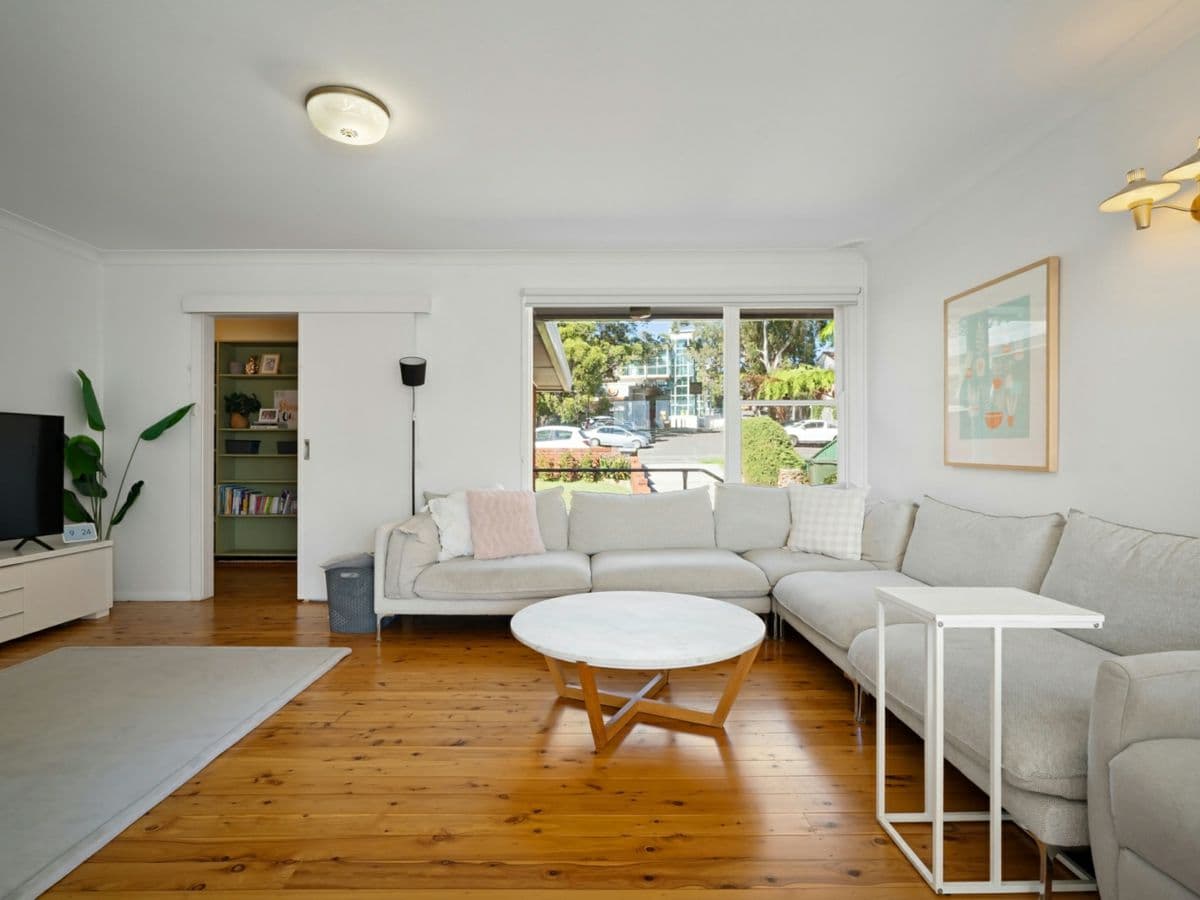 33 Denman Avenue, WOOLOOWARE, Woolooware - Thumbnail 3