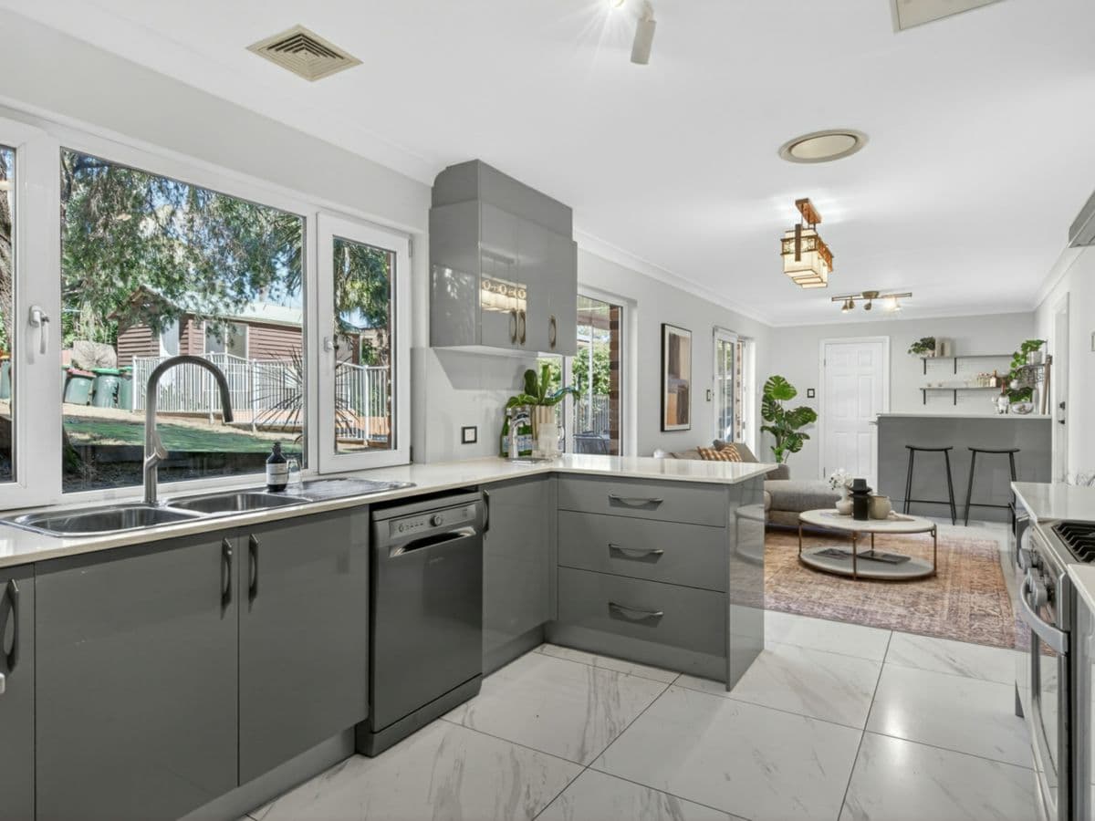24 Woodcrest Place, CHERRYBROOK, Cherrybrook - Thumbnail 2