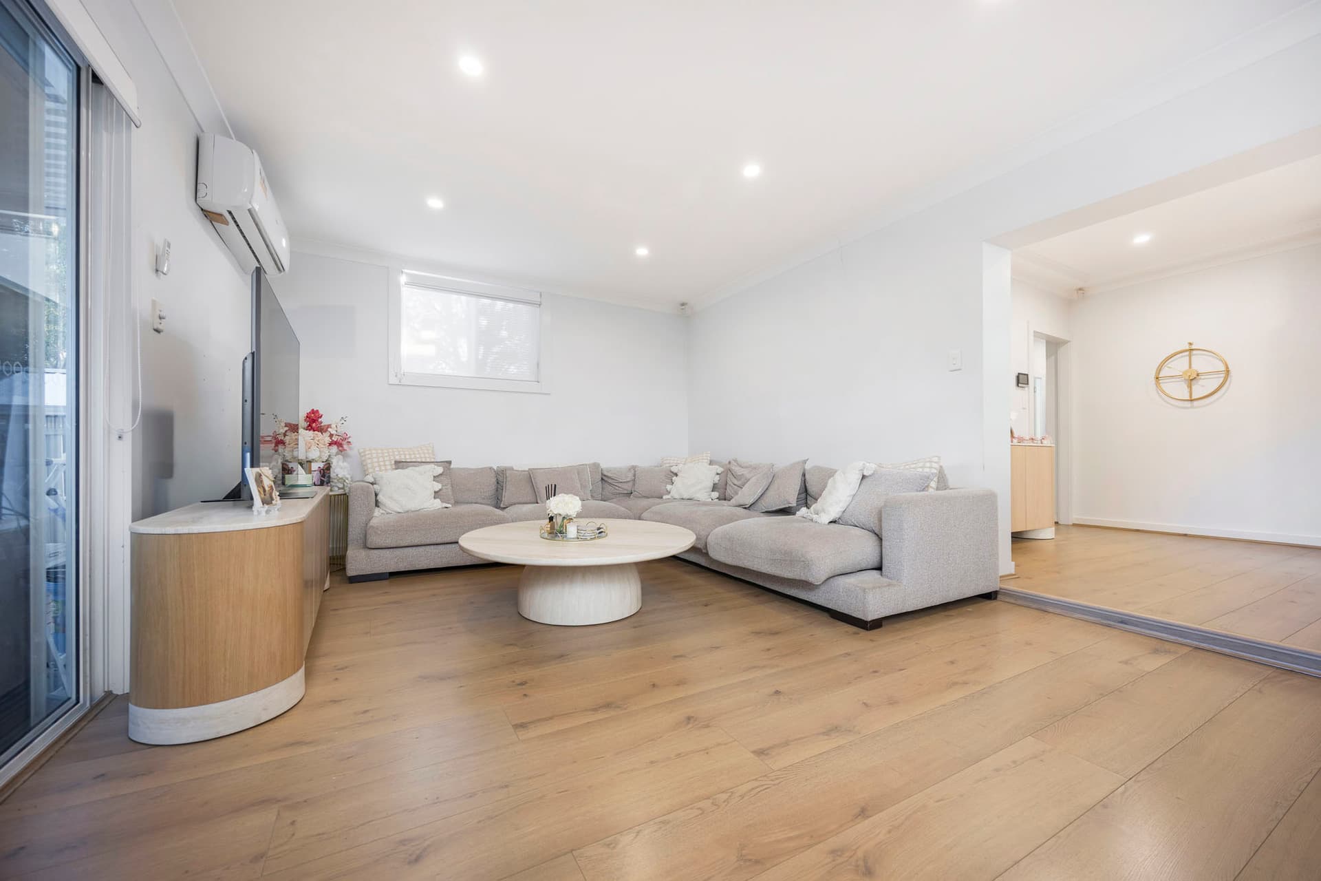 33 Surrey Avenue, Georges Hall - Thumbnail 3