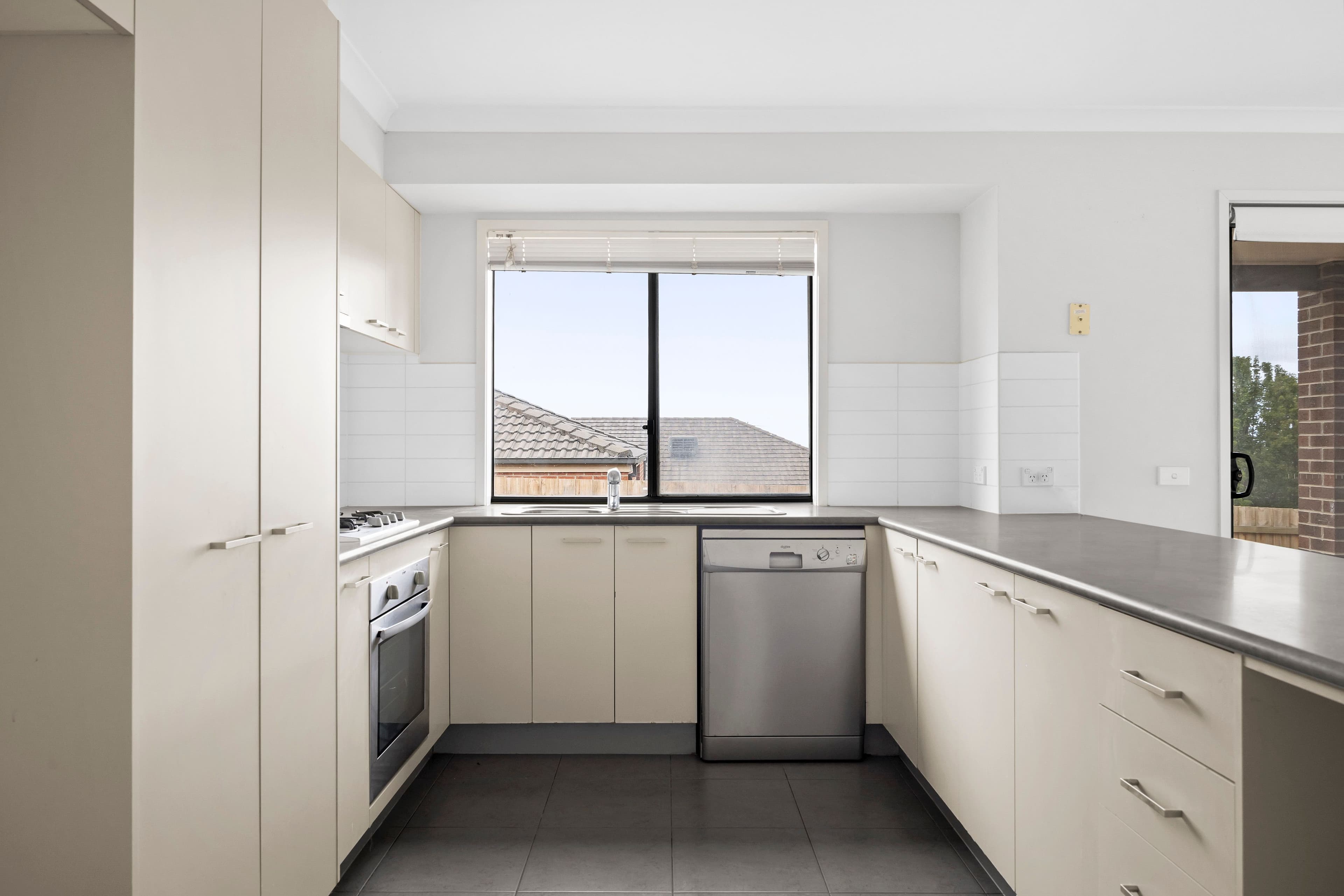 4 Raine Court, Sunbury VIC 3429, Sunbury - Thumbnail 2