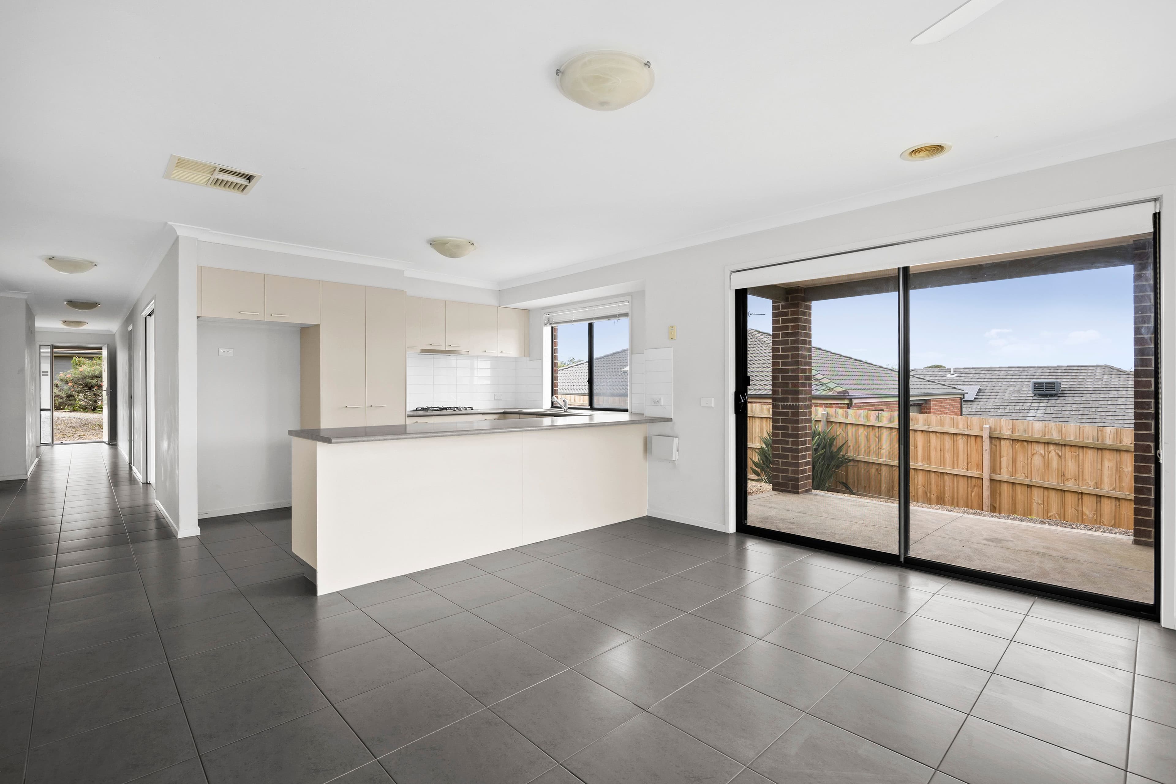 4 Raine Court, Sunbury VIC 3429, Sunbury - Thumbnail 3