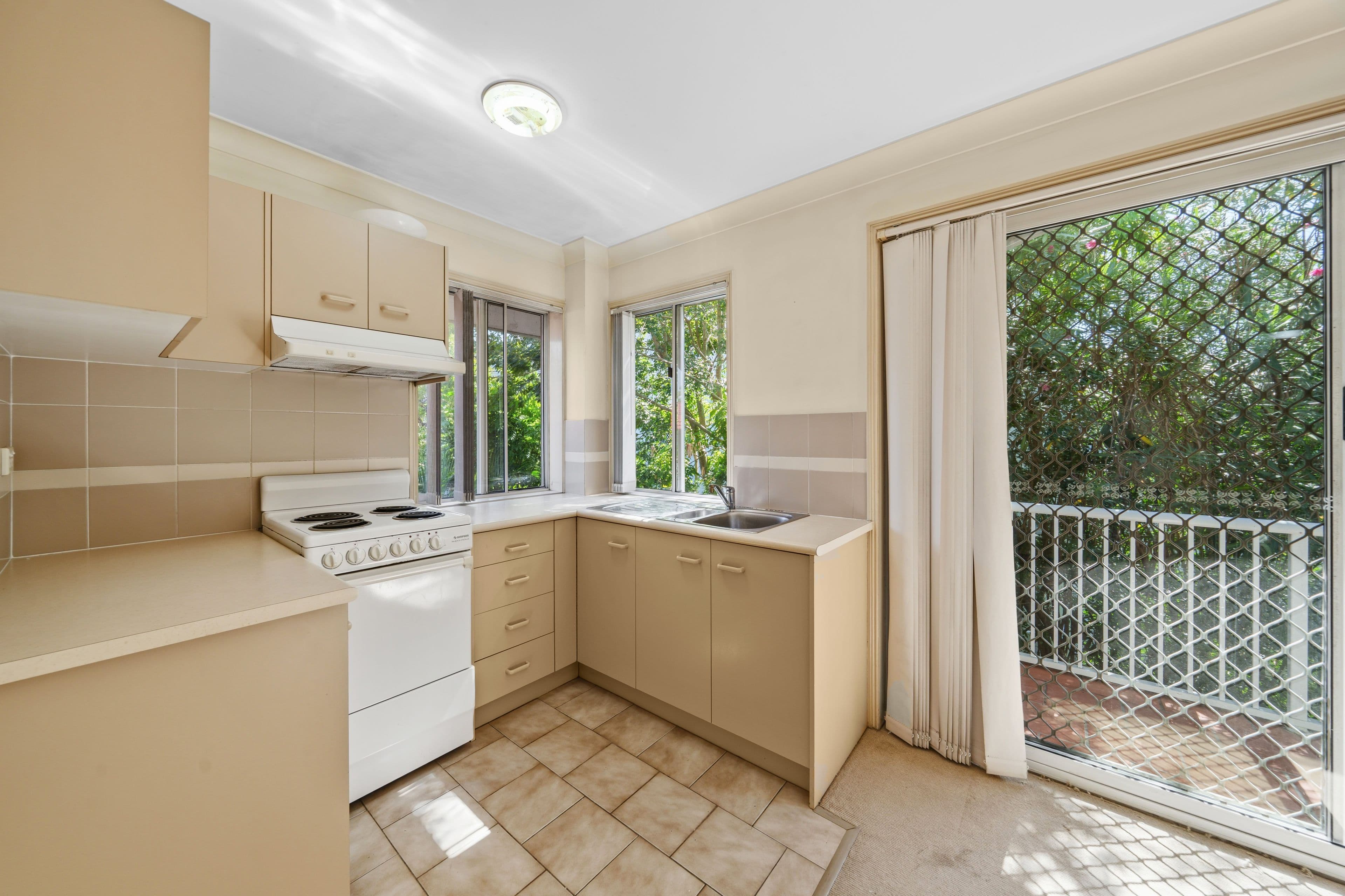 11/7-9 Illawong Street, Chevron Island QLD 4217, Chevron Island - Thumbnail 3