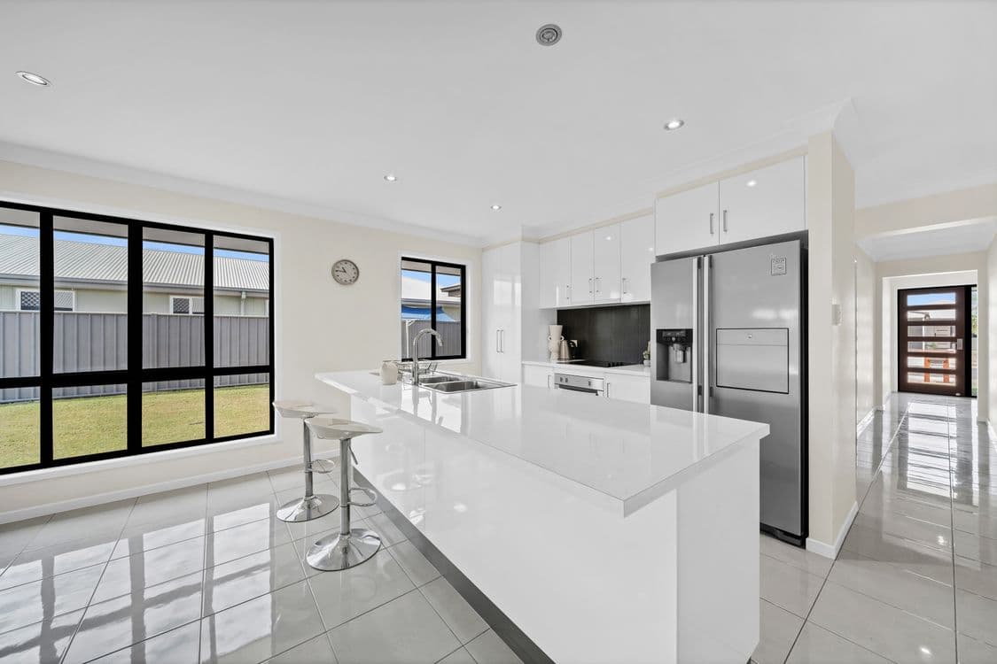 1 Whitney Street, EMERALD QLD 4720, Emerald - Thumbnail 4