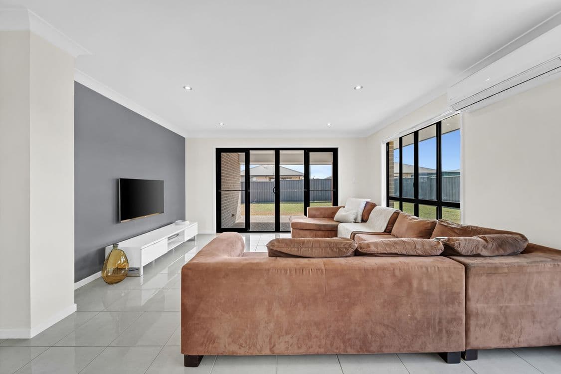 1 Whitney Street, EMERALD QLD 4720, Emerald - Thumbnail 5