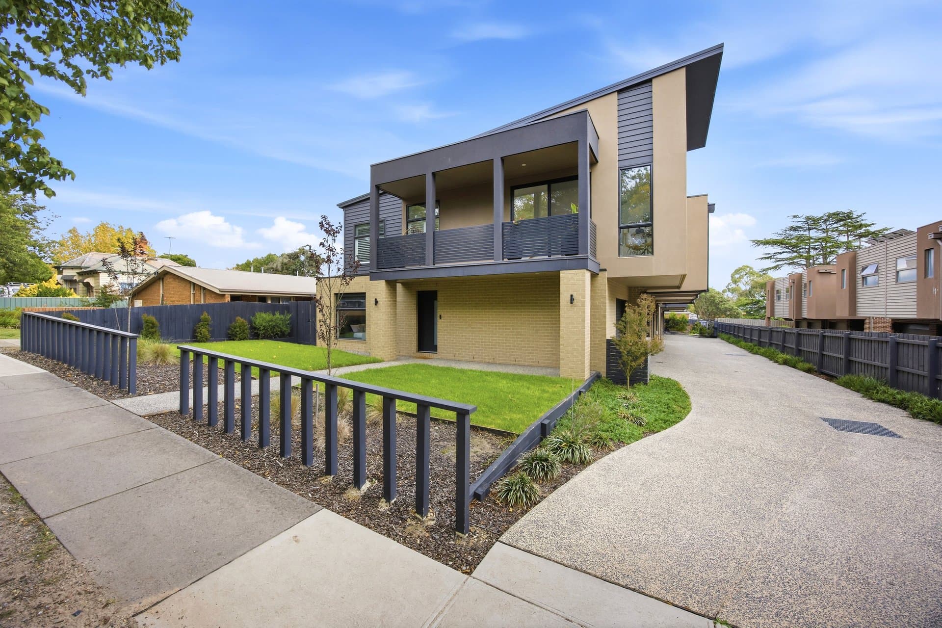 1/105 Anderson Street, Under Offer - Thumbnail 2