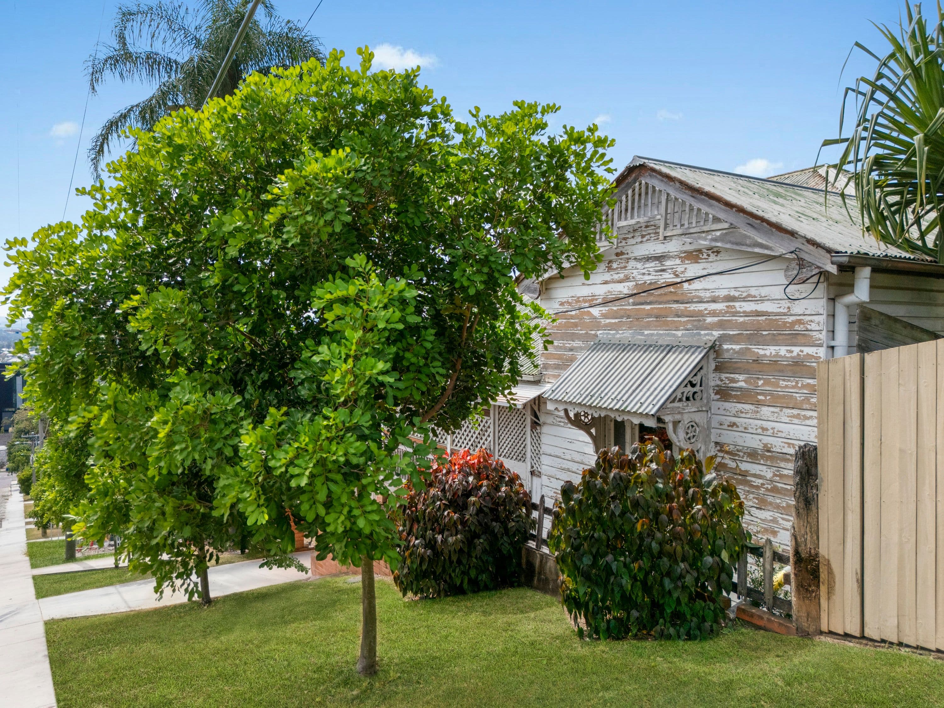 28 Ellenborough Street, Ipswich QLD 4305, Ipswich - Thumbnail 2