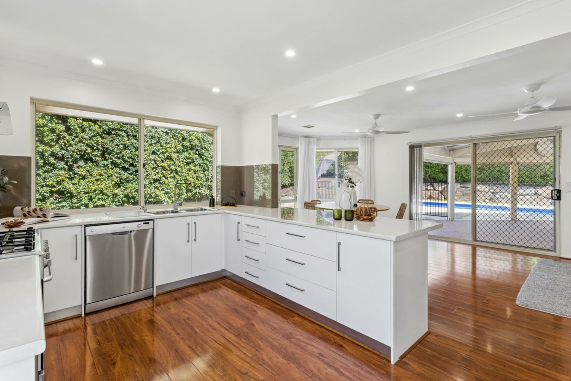 10 Tongariro Street, Greenwith, Greenwith - Thumbnail 3