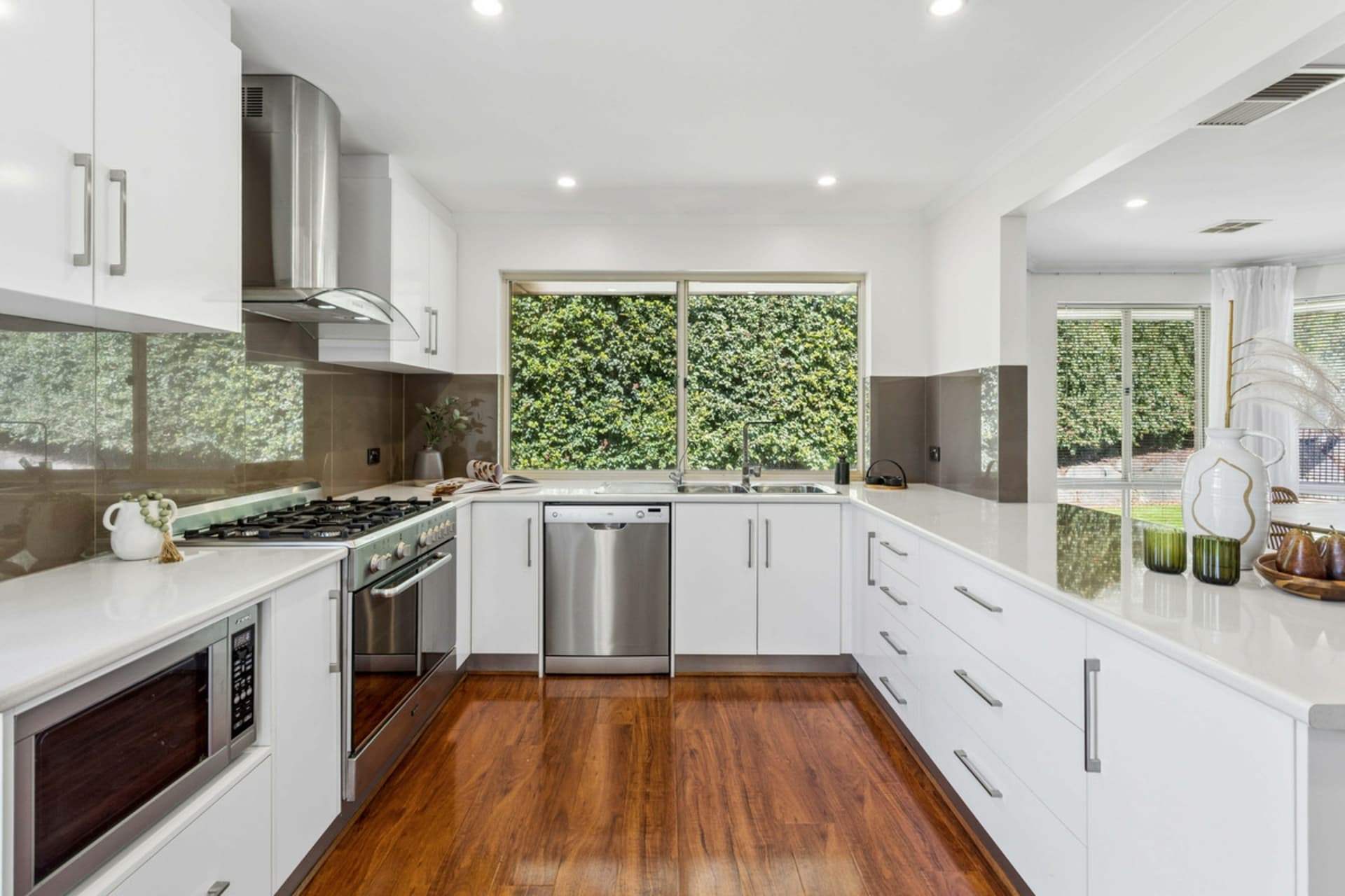10 Tongariro Street, Greenwith, Greenwith - Thumbnail 4