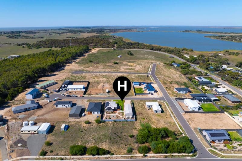 49 Terry Way, Clayton Bay - Thumbnail 2