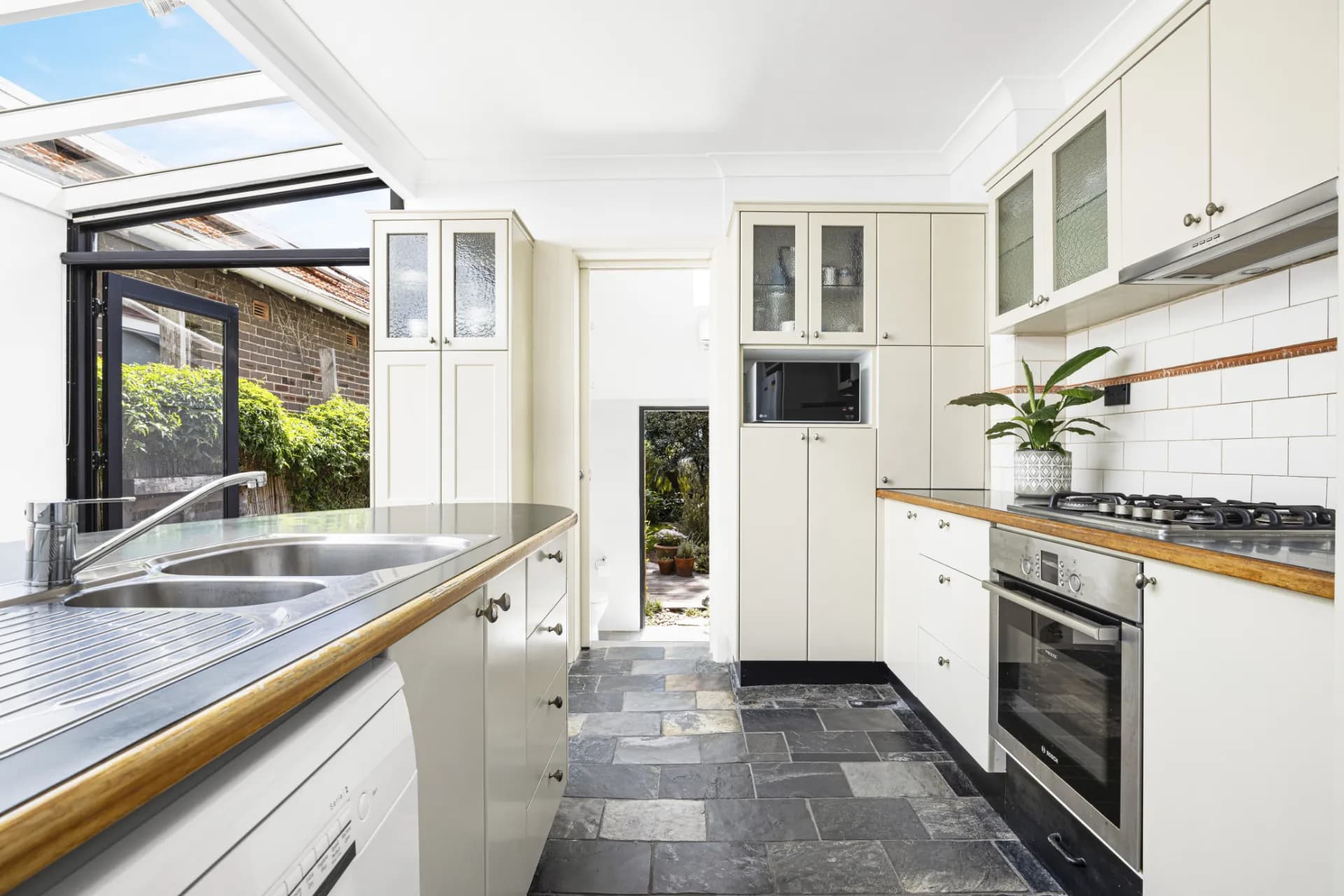 121 Carrington Road, Queens Park - Thumbnail 5