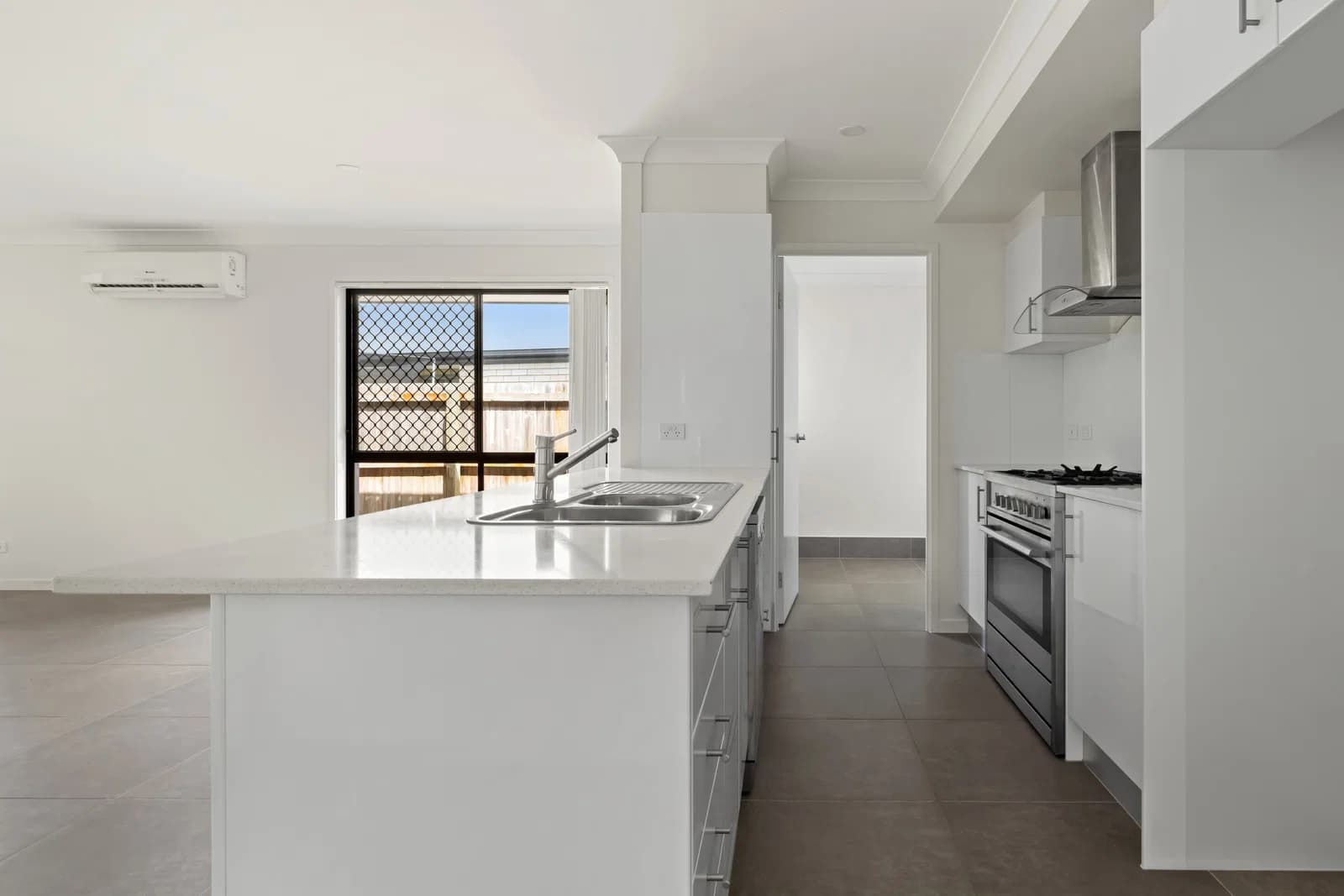 10 Swansea Circuit, Redland Bay, QLD, 4165, Redland Bay - Thumbnail 4