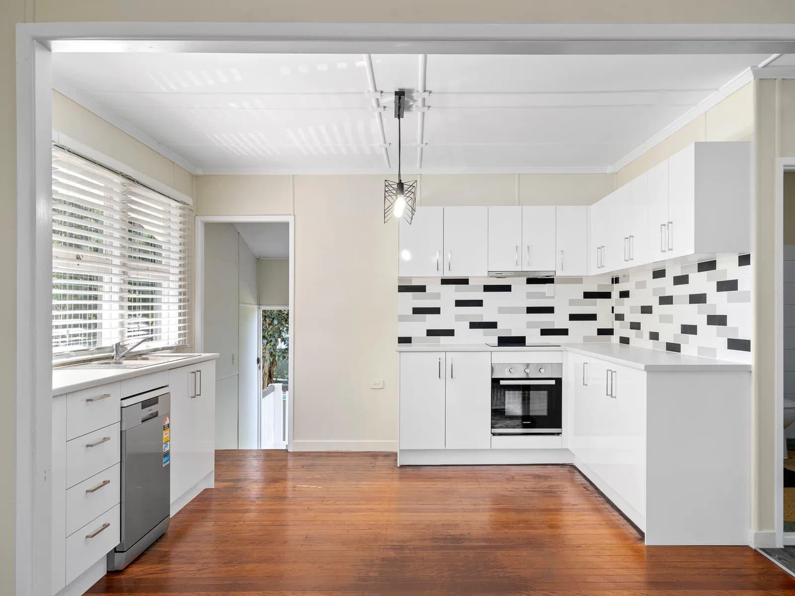 35 Kunde Street, Beachmere, QLD, 4510, Beachmere - Thumbnail 4