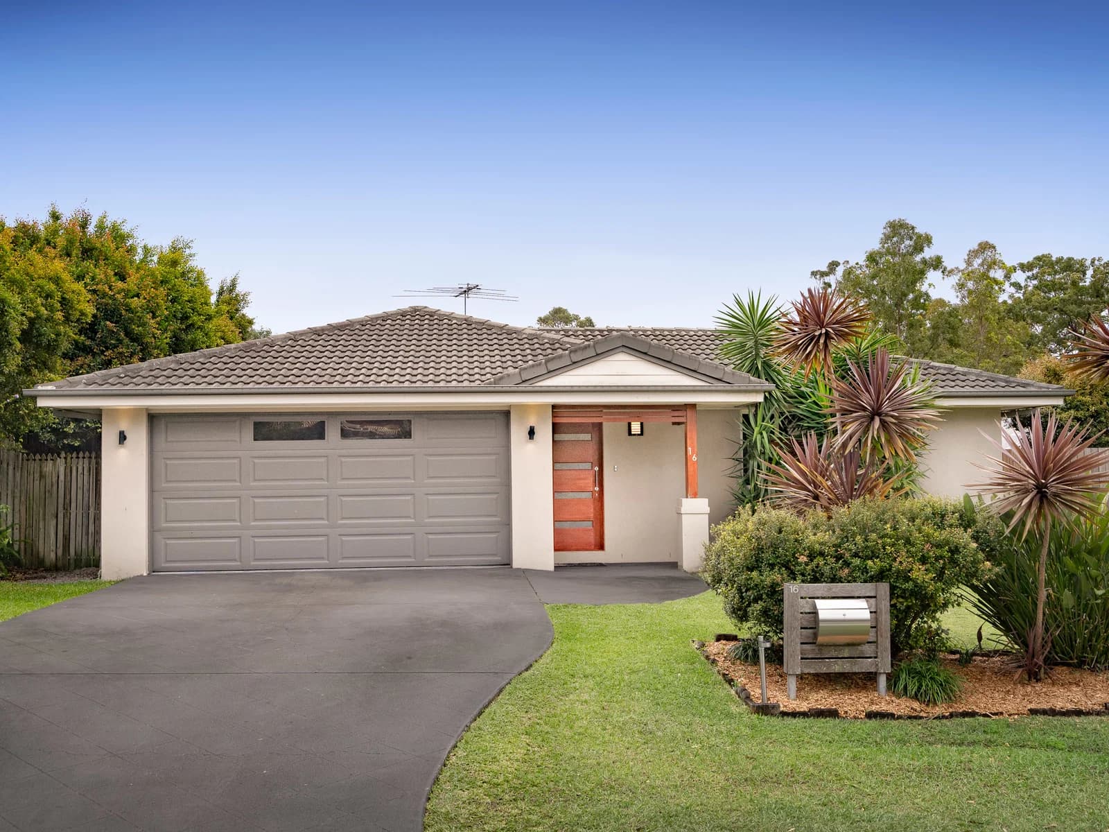 16 Hayward Avenue, Cashmere, QLD, 4500, Cashmere - Thumbnail 2