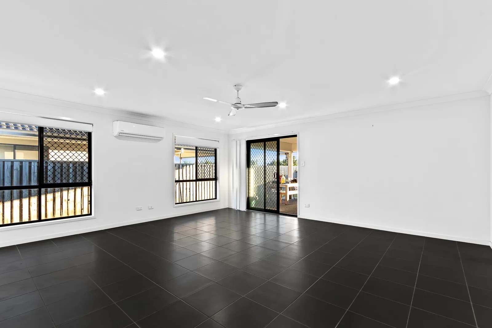16 Wicker Road, Park Ridge, QLD, 4125, Park Ridge - Thumbnail 8