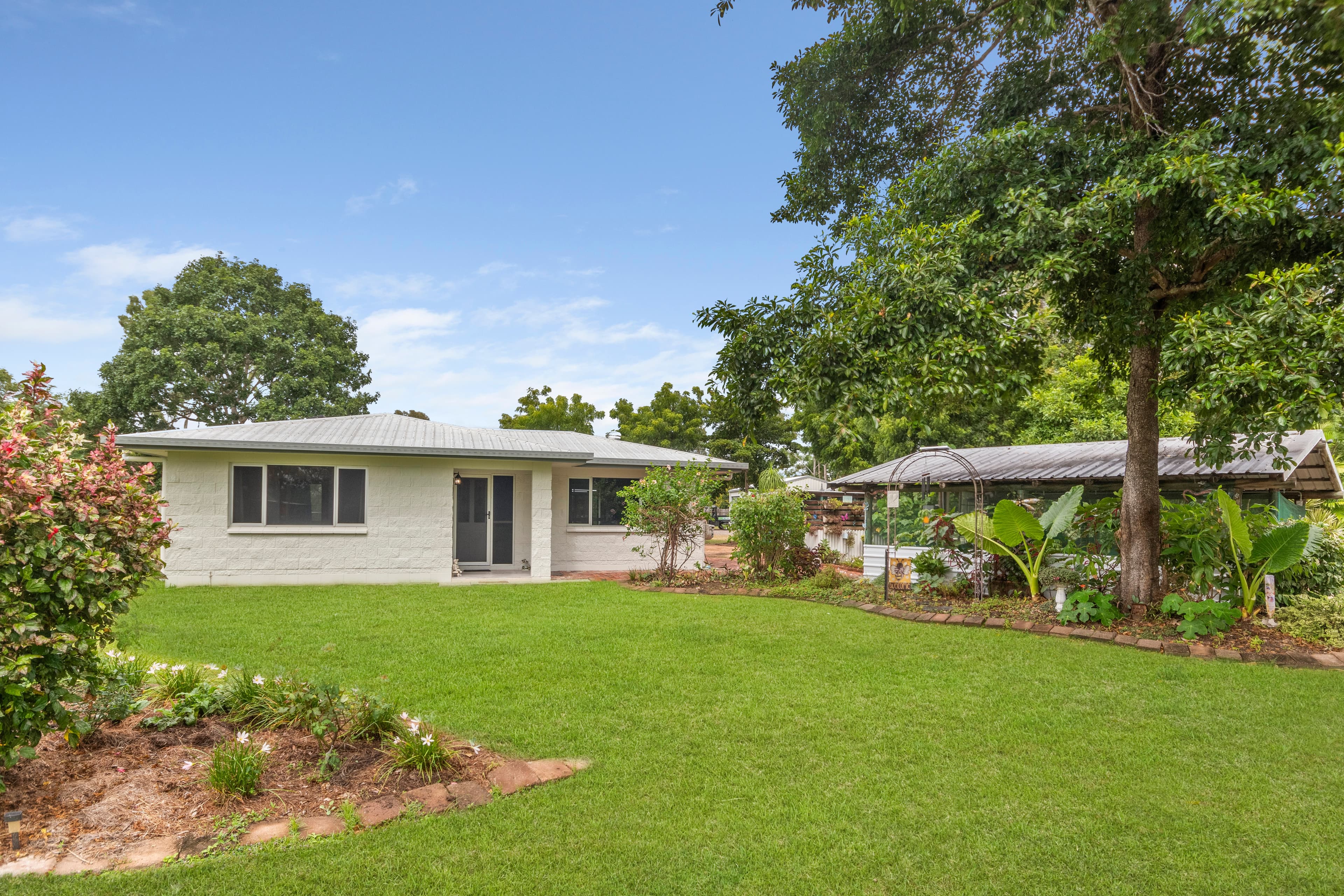 8 Joanne Street, Deeragun - Image 1