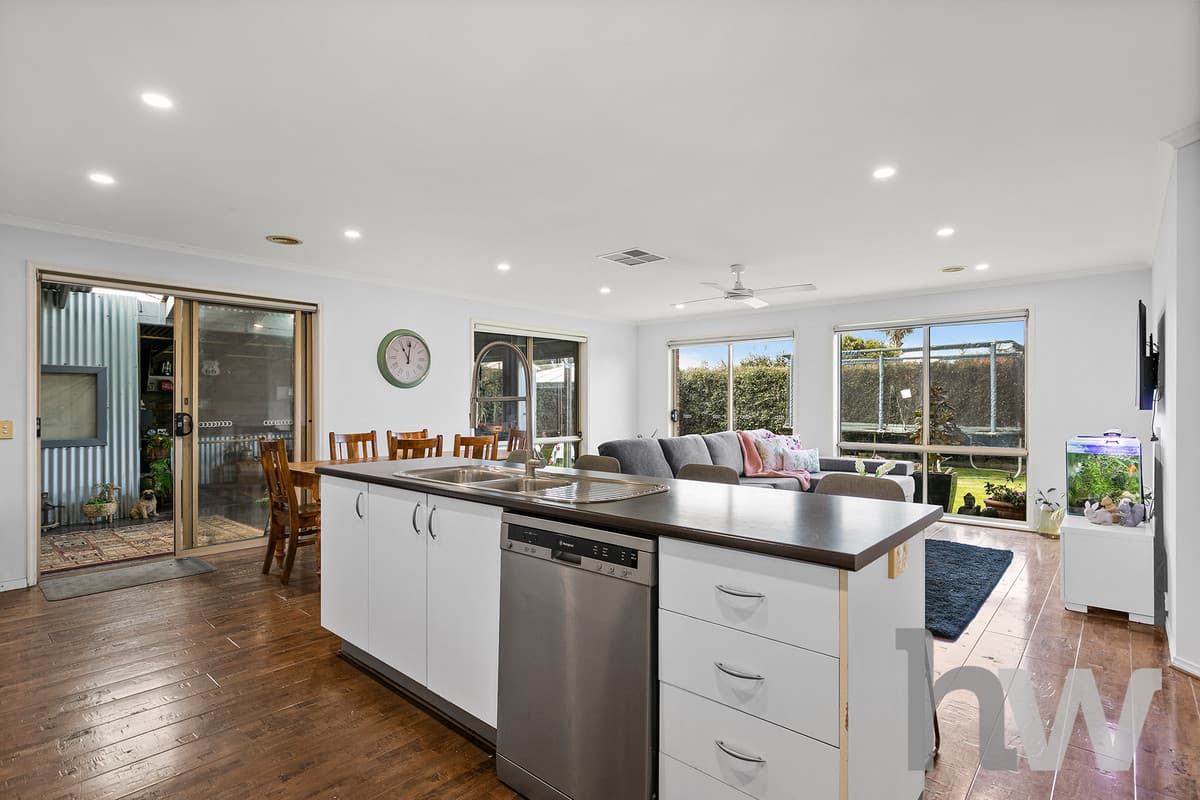 42 Paratone Crescent, ST ALBANS PARK VIC 3219, St Albans Park - Thumbnail 7