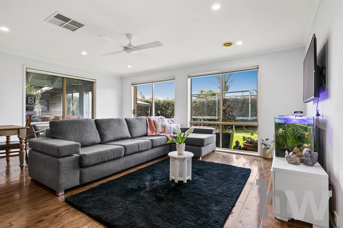 42 Paratone Crescent, ST ALBANS PARK VIC 3219, St Albans Park - Thumbnail 8