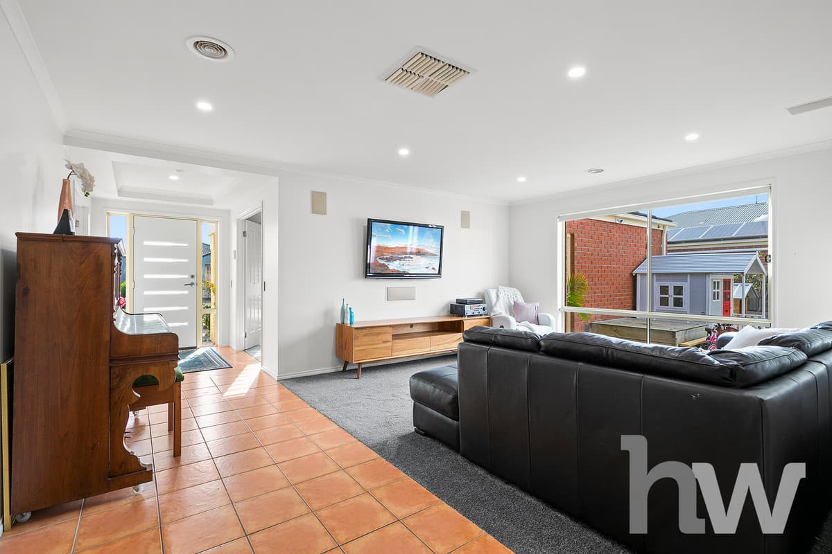 8 Paratone Crescent, ST ALBANS PARK VIC 3219, St Albans Park - Thumbnail 3